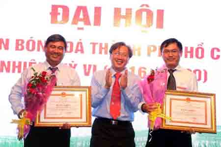 Chủ tịch HFF Trần Anh Tú (phải) và Tổng thư ký Trần Đình Huấn (trái) nhận bằng khen của UBND TP.HCM tại Đại hội vì có nhiều thành tích đóng góp cho bóng đá TP.